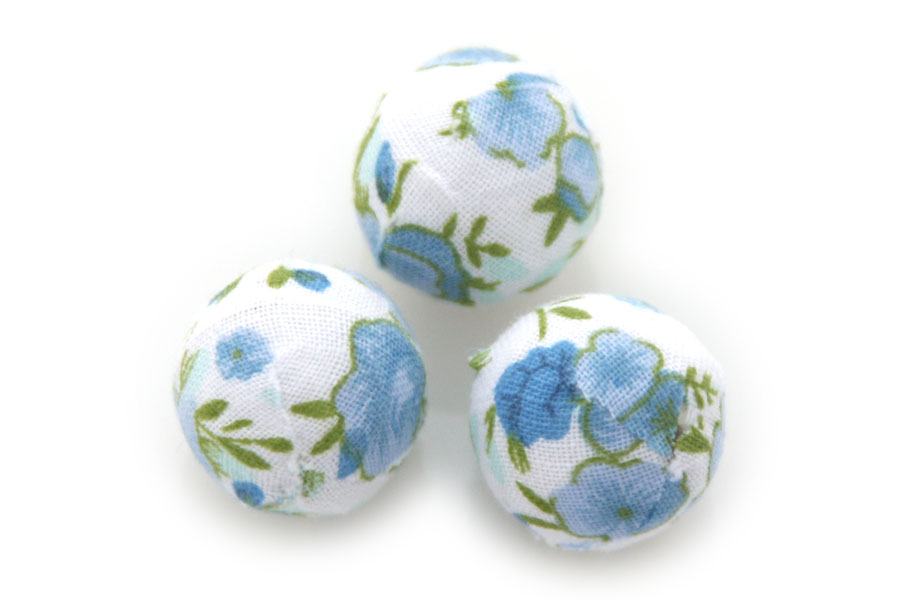 Cloth coated acrylic beads with flowers, 18mm, Blue, 10 st